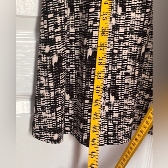 [M] Women’s Long Sleeve Dress, tea-length black cream v-neck stretchy flowy - Picture 8 of 9